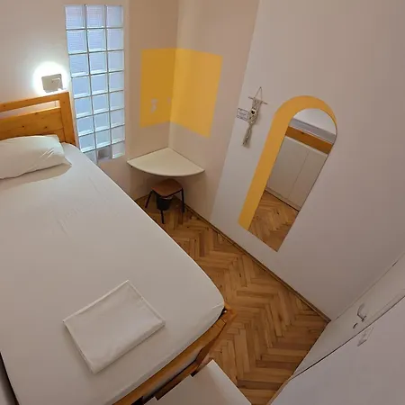 Trip'n'hostel Chill Zone 호스텔 티라나